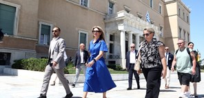 Η Καρυστιανού κατέθεσε 1,3 εκ. υπογραφές για την ασυλία των βουλευτών 